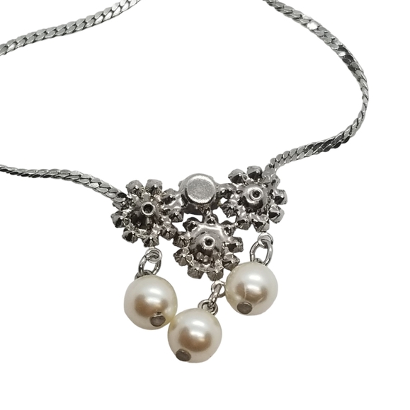 SILVERTONED CHAIN NECKLACE WITH AUSTRIAN CRYSTAL FLOWER & FAUX PEARL PENDANT - Picture 5 of 5